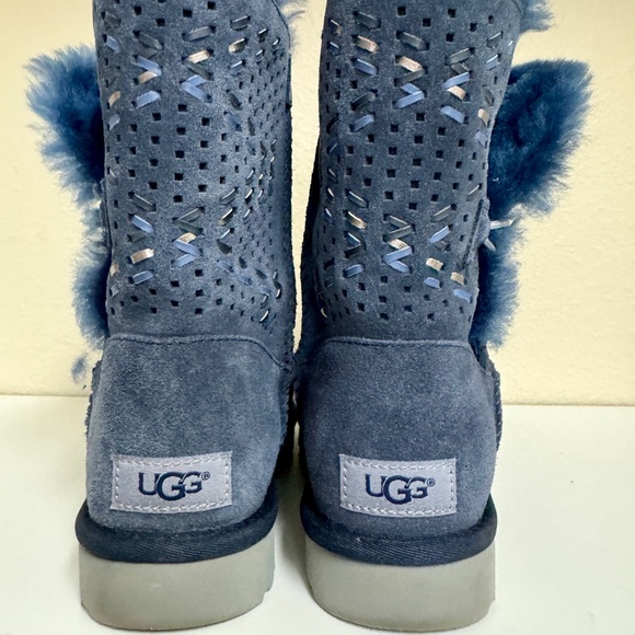 Worn once. Beautiful suede pattern on UGGs. Size 6. - Picture 4 of 6